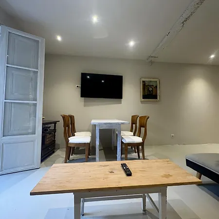 1 Apartment *